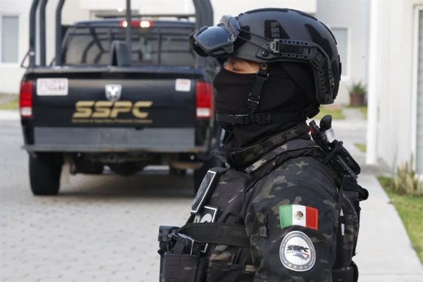 En el sur de México, autoridades confirmaron el asalto a personal de seguridad en una zona rural de Veracruz, donde se registró un incidente con armas de fuego durante labores.