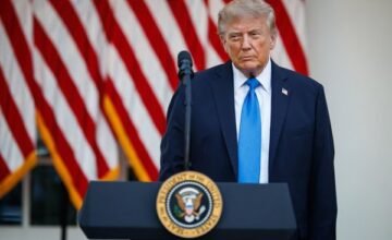 El expresidente Donald Trump gesticulando durante un discurso público.