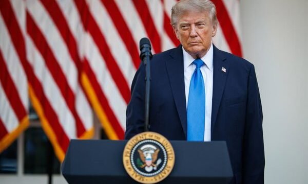 El expresidente Donald Trump gesticulando durante un discurso público.