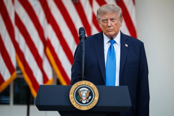 El expresidente Donald Trump gesticulando durante un discurso público.