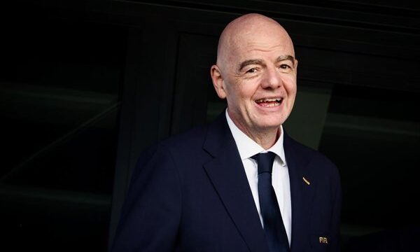 La situación de conflicto entre la FIFA y la UEFA se profundiza por acusaciones de incumplimiento de deberes fiduciarios y planes de comercialización de torneos internacionales.
