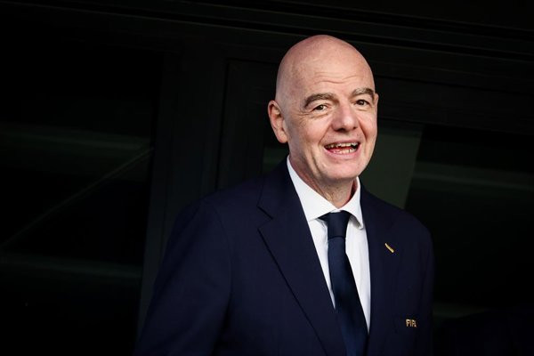 La situación de conflicto entre la FIFA y la UEFA se profundiza por acusaciones de incumplimiento de deberes fiduciarios y planes de comercialización de torneos internacionales.