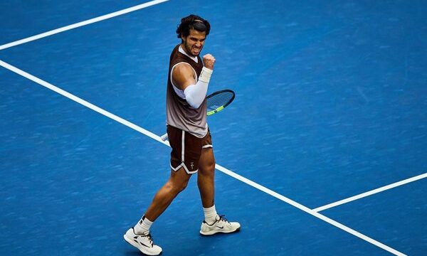 El número dos del mundo Carlos Alcaraz avanzó a cuartos de final del US Open tras vencer al estadounidense Tommy Paul en un partido decidido por su control y precisión en el.