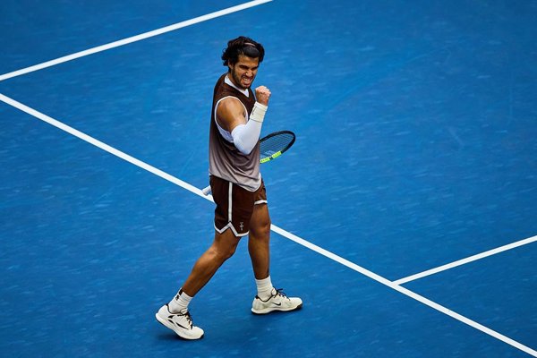 El número dos del mundo Carlos Alcaraz avanzó a cuartos de final del US Open tras vencer al estadounidense Tommy Paul en un partido decidido por su control y precisión en el.