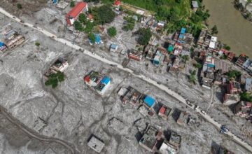 Las inundaciones provocadas por el aumento del nivel del río en la frontera entre Nepal y China han causado graves consecuencias humanas en ambos lados del borde montañoso, con.