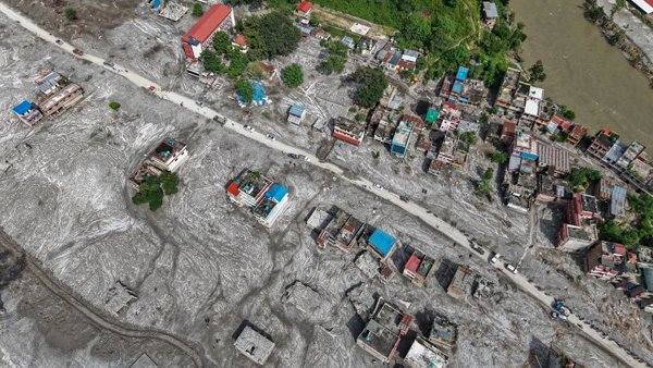 Las inundaciones provocadas por el aumento del nivel del río en la frontera entre Nepal y China han causado graves consecuencias humanas en ambos lados del borde montañoso, con.