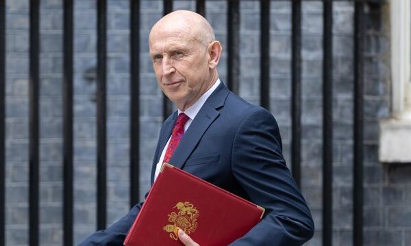 El Gobierno británico prioriza el equilibrio fiscal mientras busca fortalecer las economías regionales mediante inversiones públicas y apoyo a sectores locales.