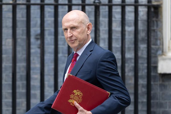 El Gobierno británico prioriza el equilibrio fiscal mientras busca fortalecer las economías regionales mediante inversiones públicas y apoyo a sectores locales.
