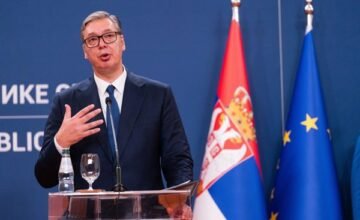 El gobierno Serbio enfrenta presión política tras semanas de manifestaciones estudiantiles y controversia sobre homenajes a un criminal de guerra.
