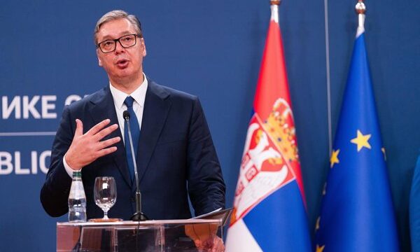 El gobierno Serbio enfrenta presión política tras semanas de manifestaciones estudiantiles y controversia sobre homenajes a un criminal de guerra.