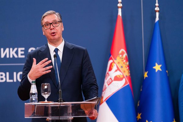 El gobierno Serbio enfrenta presión política tras semanas de manifestaciones estudiantiles y controversia sobre homenajes a un criminal de guerra.