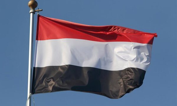 En el contexto de conflictos prolongados en Yemen, fuerzas gubernamentales y coalición Saudí mantienen enfrentamientos en regiones estratégicas como Al Jauf y Hodeida.