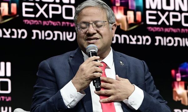 El gobierno israelí enfrenta presión por una postura más dura frente al Reino Unido en relación con las islas Malvinas, tras un giro en la política exterior británica.