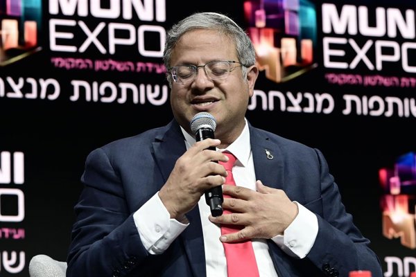 El gobierno israelí enfrenta presión por una postura más dura frente al Reino Unido en relación con las islas Malvinas, tras un giro en la política exterior británica.