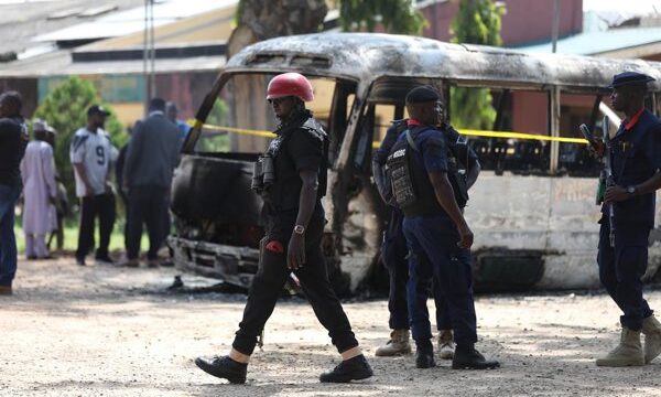 En el noreste de Nigeria, un ataque de grupo yihadista impacta una comunidad rural, afectando vidas y estructuras habitacionales en una zona estratégica para los movimientos.