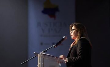 El gobierno colombiano decidió poner fin a las conversaciones con el Frente Comuneros del Sur del ELN tras la revocación de su representación en mesas de diálogo, reactivando.