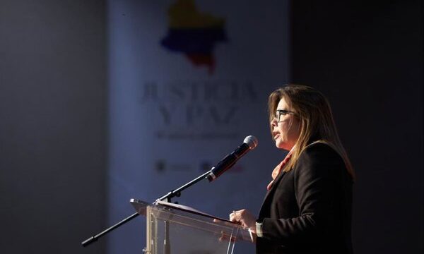 El gobierno colombiano decidió poner fin a las conversaciones con el Frente Comuneros del Sur del ELN tras la revocación de su representación en mesas de diálogo, reactivando.