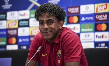 El jugador español Lamine Yamal, de 19 años, se encuentra en un contexto donde su rendimiento colectivo y personal es evaluado por el entorno del fútbol mundial, con una mirada.