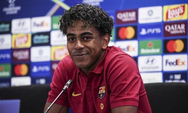 El jugador español Lamine Yamal, de 19 años, se encuentra en un contexto donde su rendimiento colectivo y personal es evaluado por el entorno del fútbol mundial, con una mirada.