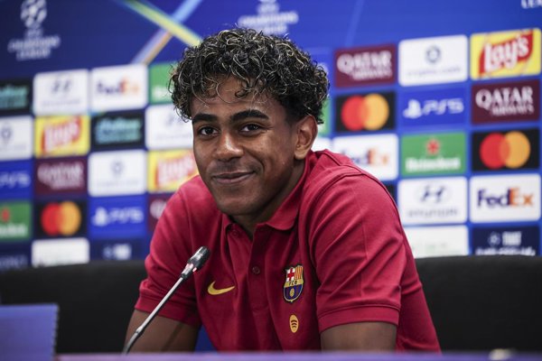 El jugador español Lamine Yamal, de 19 años, se encuentra en un contexto donde su rendimiento colectivo y personal es evaluado por el entorno del fútbol mundial, con una mirada.