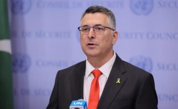 El gobierno israelí ha respondido a una medida del Reino Unido que vetó el comercio con asentamientos en Cisjordania, acusando a Londres de interferencia en asuntos internos y.
