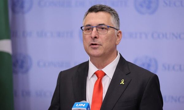 El gobierno israelí ha respondido a una medida del Reino Unido que vetó el comercio con asentamientos en Cisjordania, acusando a Londres de interferencia en asuntos internos y.