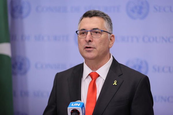 El gobierno israelí ha respondido a una medida del Reino Unido que vetó el comercio con asentamientos en Cisjordania, acusando a Londres de interferencia en asuntos internos y.