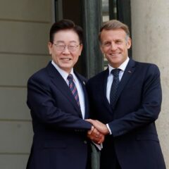 Las tensiones en el estrecho de Ormuz se intensifican tras alertas iraníes sobre posibles movimientos militares extranjeros, con COREA del SUR reafirmando su postura de no tomar.