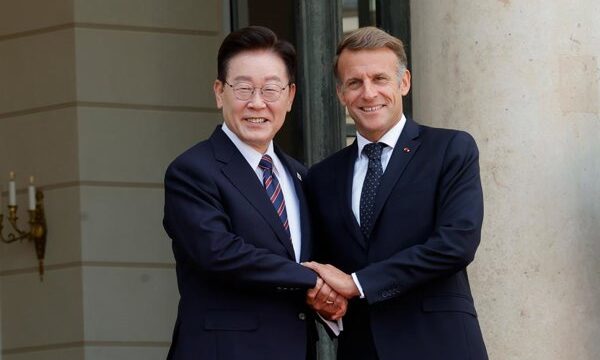 Las tensiones en el estrecho de Ormuz se intensifican tras alertas iraníes sobre posibles movimientos militares extranjeros, con COREA del SUR reafirmando su postura de no tomar.