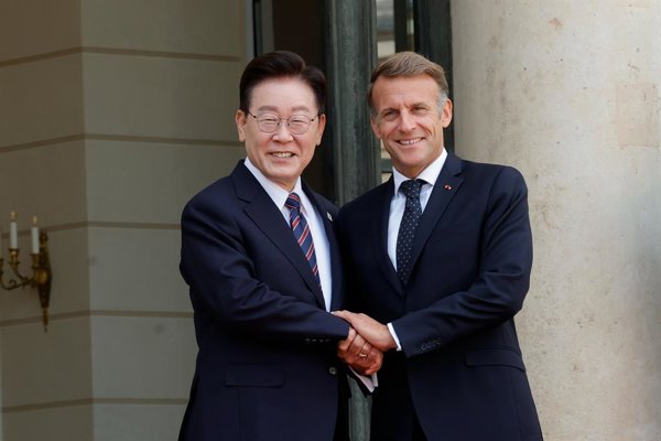 Las tensiones en el estrecho de Ormuz se intensifican tras alertas iraníes sobre posibles movimientos militares extranjeros, con COREA del SUR reafirmando su postura de no tomar.