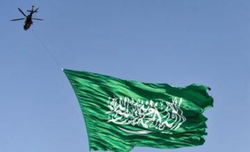 El conflicto entre fuerzas saudíes y milicia hutí en Yemen ha provocado tensiones regionales, con acusaciones mutuas de ataques a ciudades estratégicas.