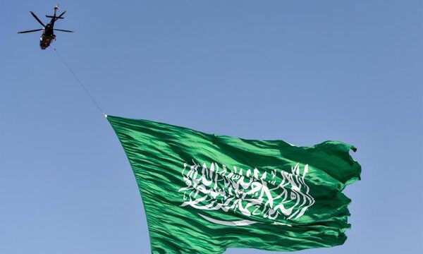 El conflicto entre fuerzas saudíes y milicia hutí en Yemen ha provocado tensiones regionales, con acusaciones mutuas de ataques a ciudades estratégicas.