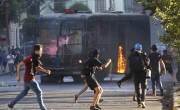 Las autoridades de Estados Unidos revisaron informes oficiales y estudios académicos sobre los eventos del estallido social en Chile, sin realizar una presencia física en el país.