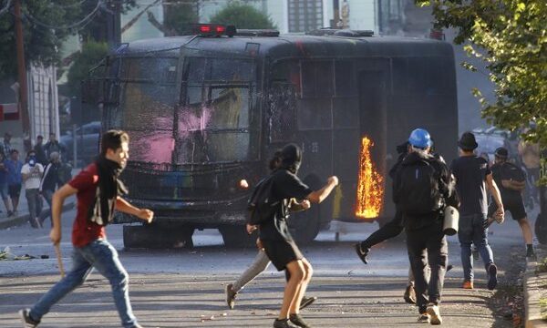 Las autoridades de Estados Unidos revisaron informes oficiales y estudios académicos sobre los eventos del estallido social en Chile, sin realizar una presencia física en el país.