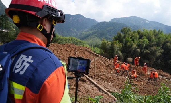 El tifón Saudel ha provocado deslizamientos de tierra en el sureste de China, afectando regiones del condado de Suichan y generando múltiples muertes y evacuaciones masivas.