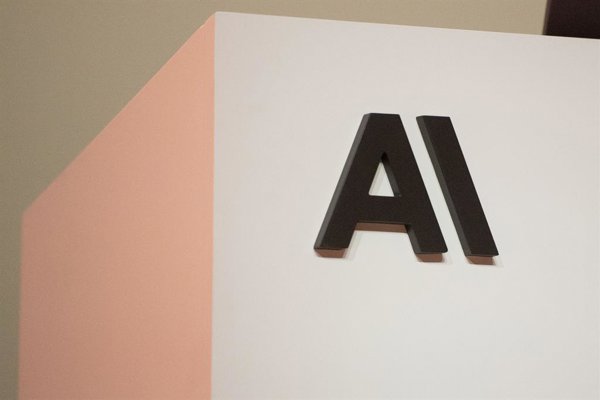 La Comisión Europea ha validado condiciones para que agencias como Enisa prueben modelos de Inteligencia Artificial de empresas estadounidenses, tras meses de negociaciones sobre.