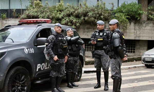 Autoridades brasileñas investigan el manejo de recursos públicos destinados a una producción sobre el expresidente Jair Bolsonaro, con implicaciones en redes políticas y.