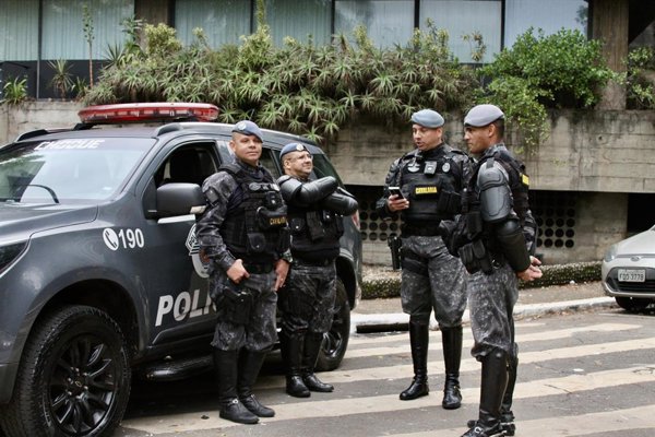 Autoridades brasileñas investigan el manejo de recursos públicos destinados a una producción sobre el expresidente Jair Bolsonaro, con implicaciones en redes políticas y.