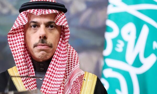 Los hutíes han ampliado su presencia en Yemen tras ocupar ciudades estratégicas cerca del estrecho de Bab el Mandeb, lo que afecta el tráfico marítimo y genera tensiones.