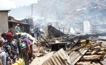 Un incendio en una zona residencial de Bukavu afectó decenas de hogares y generó desplazamientos masivos en la provincia de Kivu Sur, frontera entre Ruanda y Burundi.