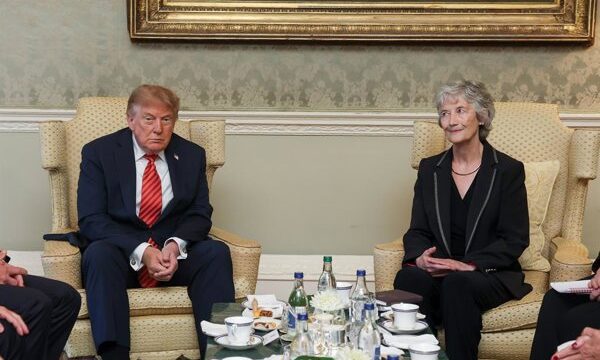 El gobierno irlandés reafirma su postura ante la escalada militar en Irán y Gaza, destacando la historia de violencia colonial y el camino hacia la paz.