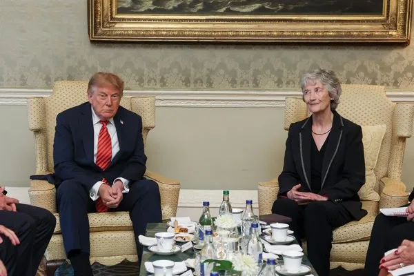 El gobierno irlandés reafirma su postura ante la escalada militar en Irán y Gaza, destacando la historia de violencia colonial y el camino hacia la paz.