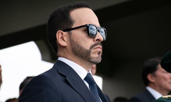 El gobierno colombiano pide a los ministerios de Defensa y Justicia actuar en un plazo de semana para neutralizar al líder del grupo paramilitar ACSN tras una entrevista en la que.