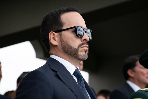 El gobierno colombiano pide a los ministerios de Defensa y Justicia actuar en un plazo de semana para neutralizar al líder del grupo paramilitar ACSN tras una entrevista en la que.