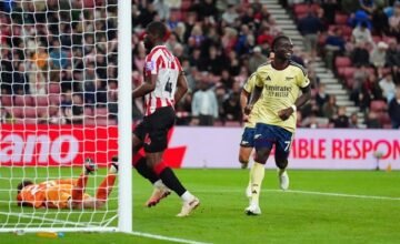El Arsenal consolidó su liderato en la Premier League tras derrotar al Sunderland, mientras otros equipos avanzan en la clasificación tras victorias y empates en distintos.