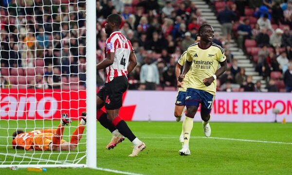 El Arsenal consolidó su liderato en la Premier League tras derrotar al Sunderland, mientras otros equipos avanzan en la clasificación tras victorias y empates en distintos.