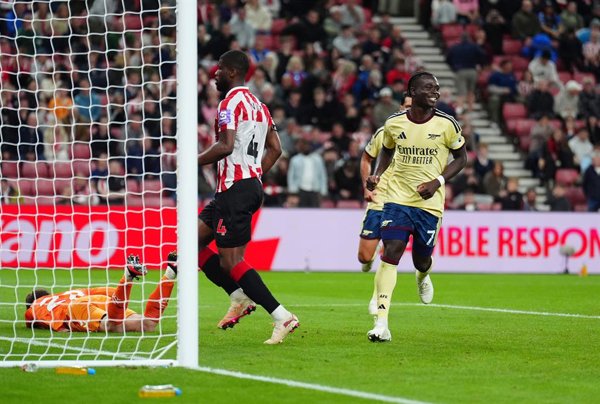 El Arsenal consolidó su liderato en la Premier League tras derrotar al Sunderland, mientras otros equipos avanzan en la clasificación tras victorias y empates en distintos.