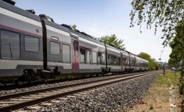 Un tren regional se descompone en una línea ferroviaria de Normandía tras un incidente registrado el viernes, mientras autoridades investigan las causas del accidente en el.