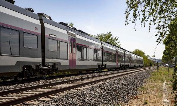 Un tren regional se descompone en una línea ferroviaria de Normandía tras un incidente registrado el viernes, mientras autoridades investigan las causas del accidente en el.
