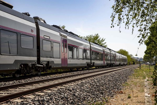Un tren regional se descompone en una línea ferroviaria de Normandía tras un incidente registrado el viernes, mientras autoridades investigan las causas del accidente en el.